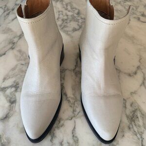 Aquatalia Gwenyth Off White Leather Zip On Booties. Size 8